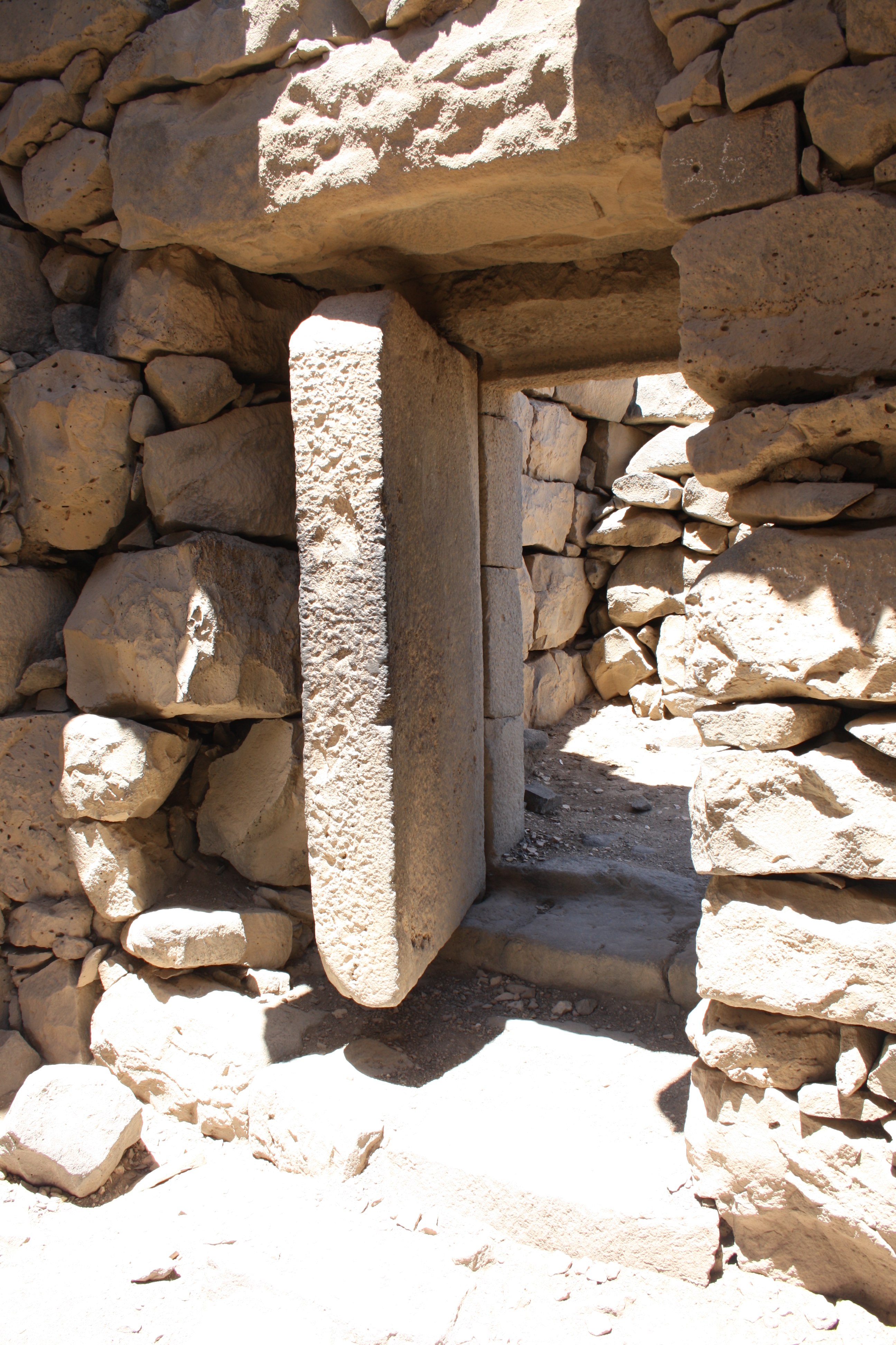 Porta in pietra di Qasr Azraq, I castelli del deserto orientale