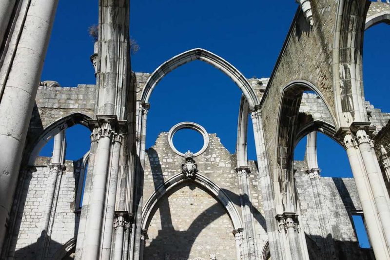 La chiesa senza tetto nel cuore di Lisbona: Igreja Do Carmo
