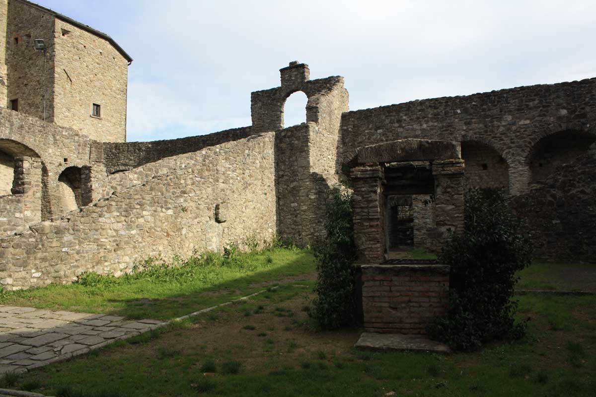 Il Castello del Piagnaro e le misteriose stele della Lunigiana