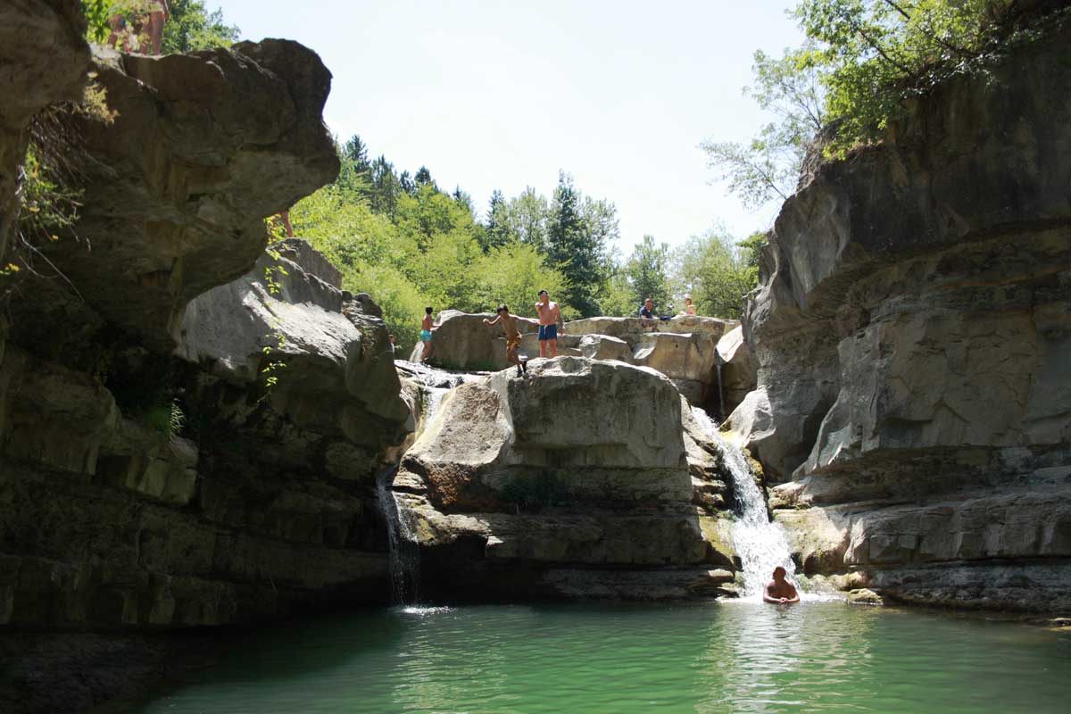 La Grotta Urlante e le piscine naturali del fiume Rabbi: la Cascata della Sega