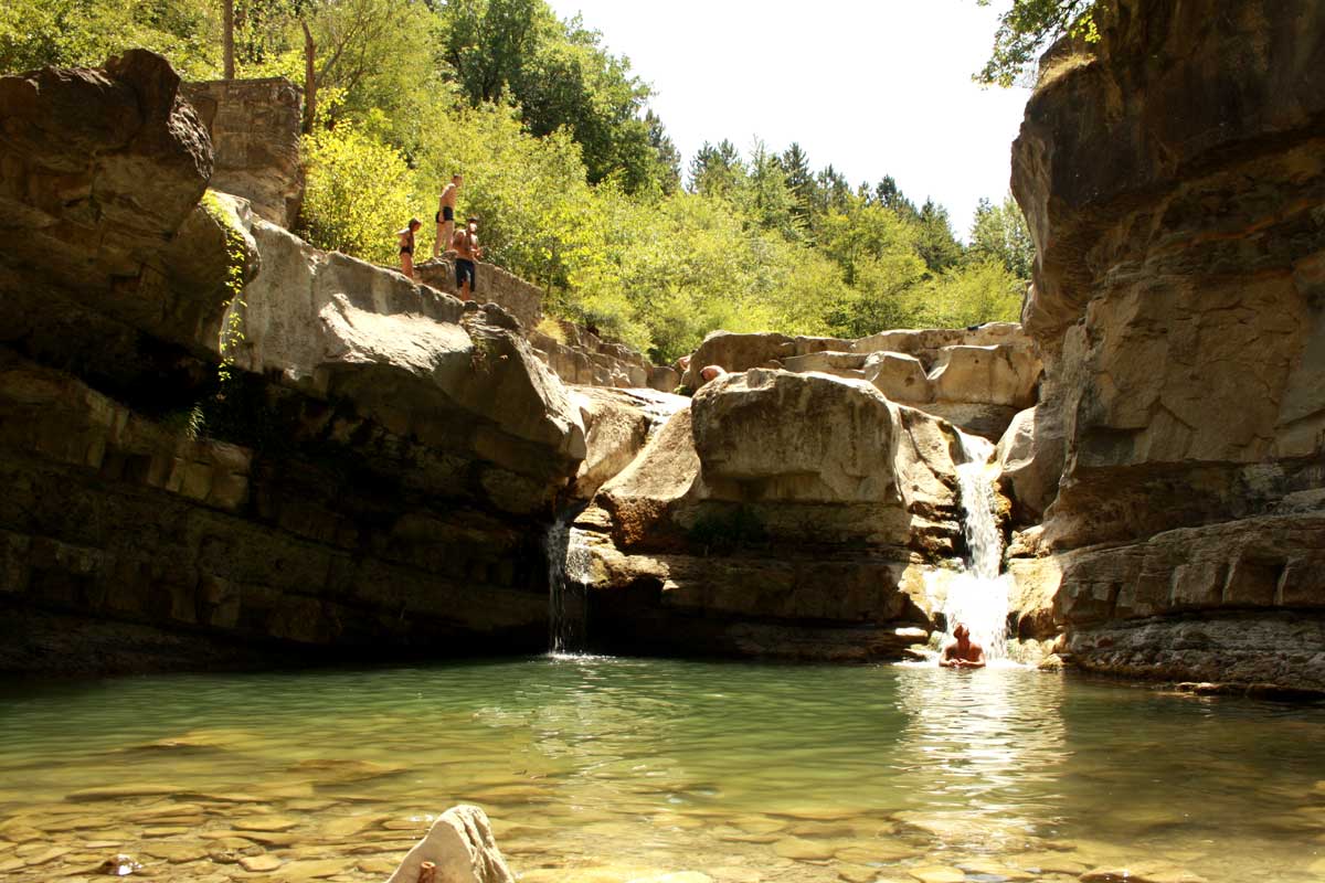 La Grotta Urlante e le piscine naturali del fiume Rabbi: La Cascata della Sega