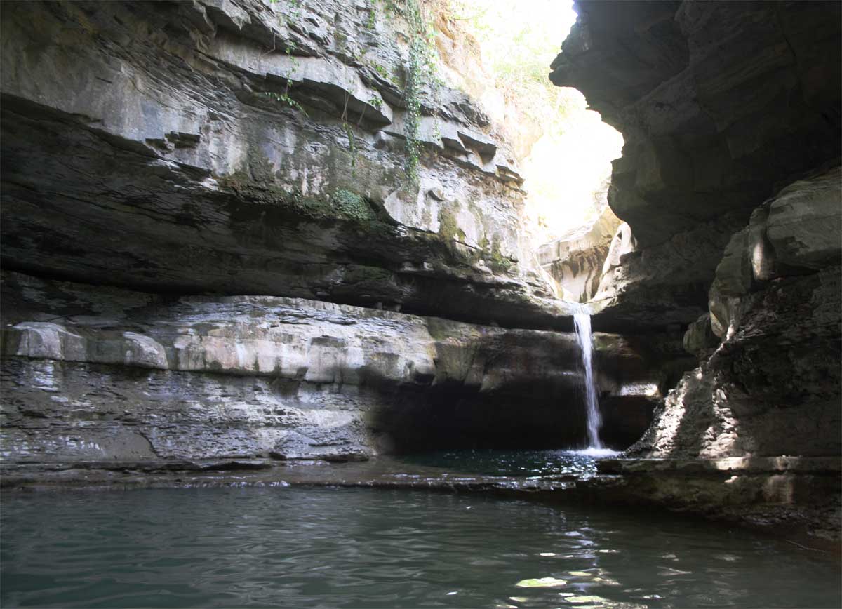 La Grotta Urlante e le piscine naturali del fiume Rabbi