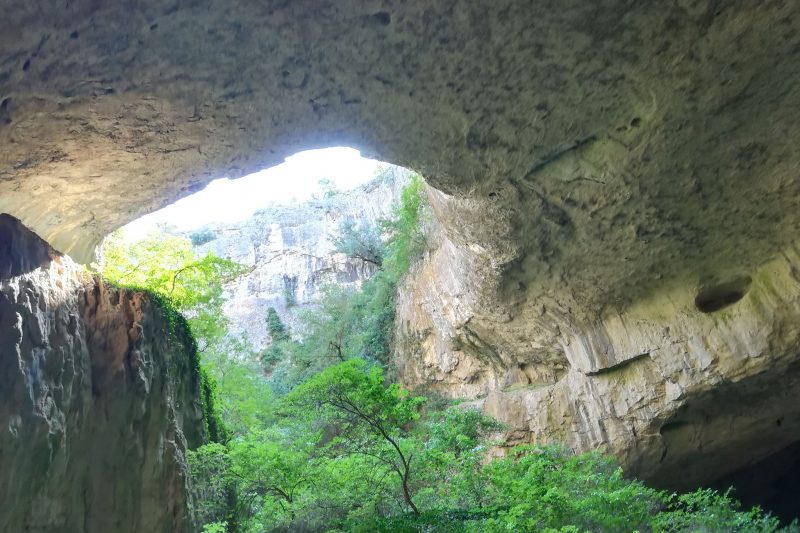 Grotte di Devetashka e le cascate di Krushuna